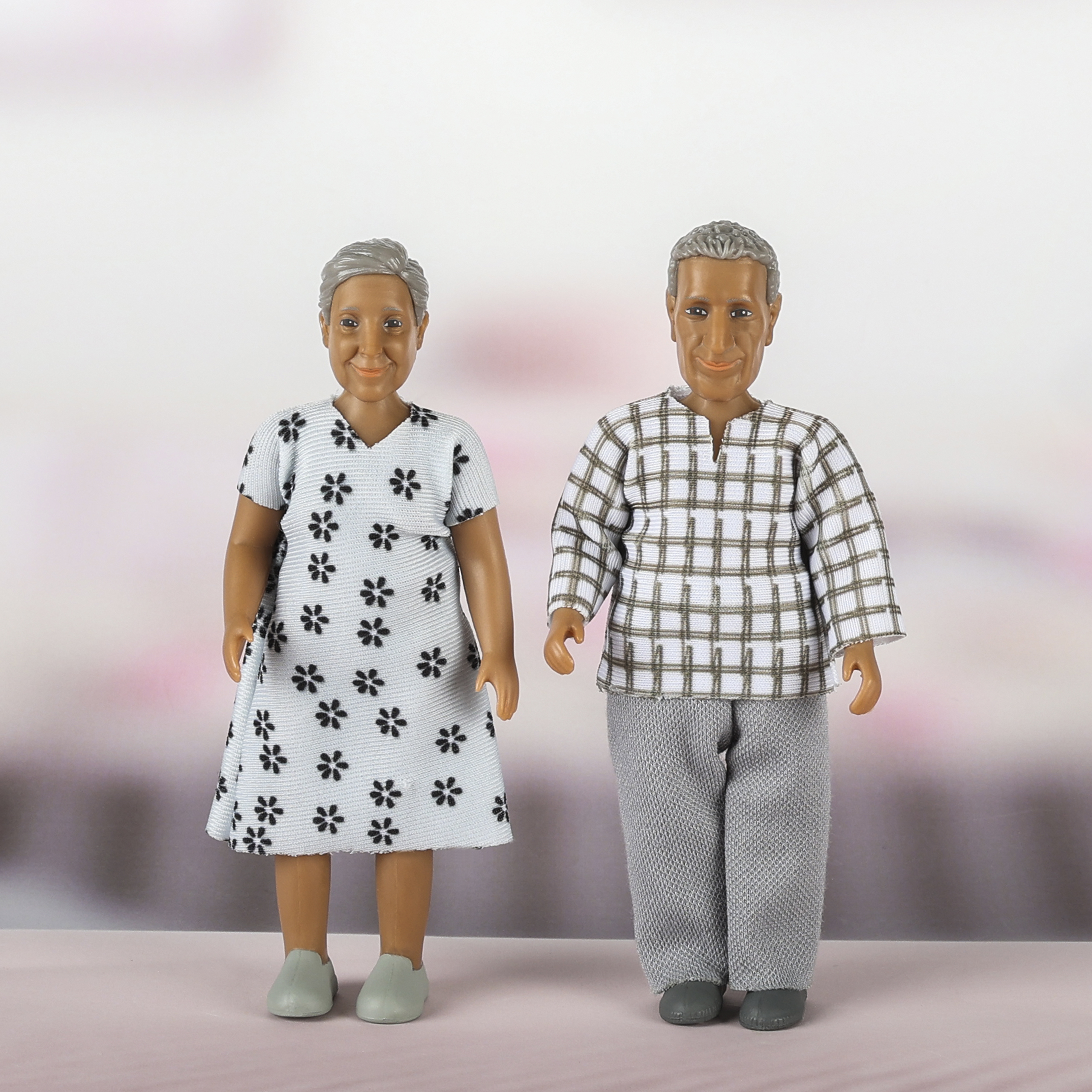 Mörkhyade dockor lundby	dollshouse dolls elderly couple nikki
