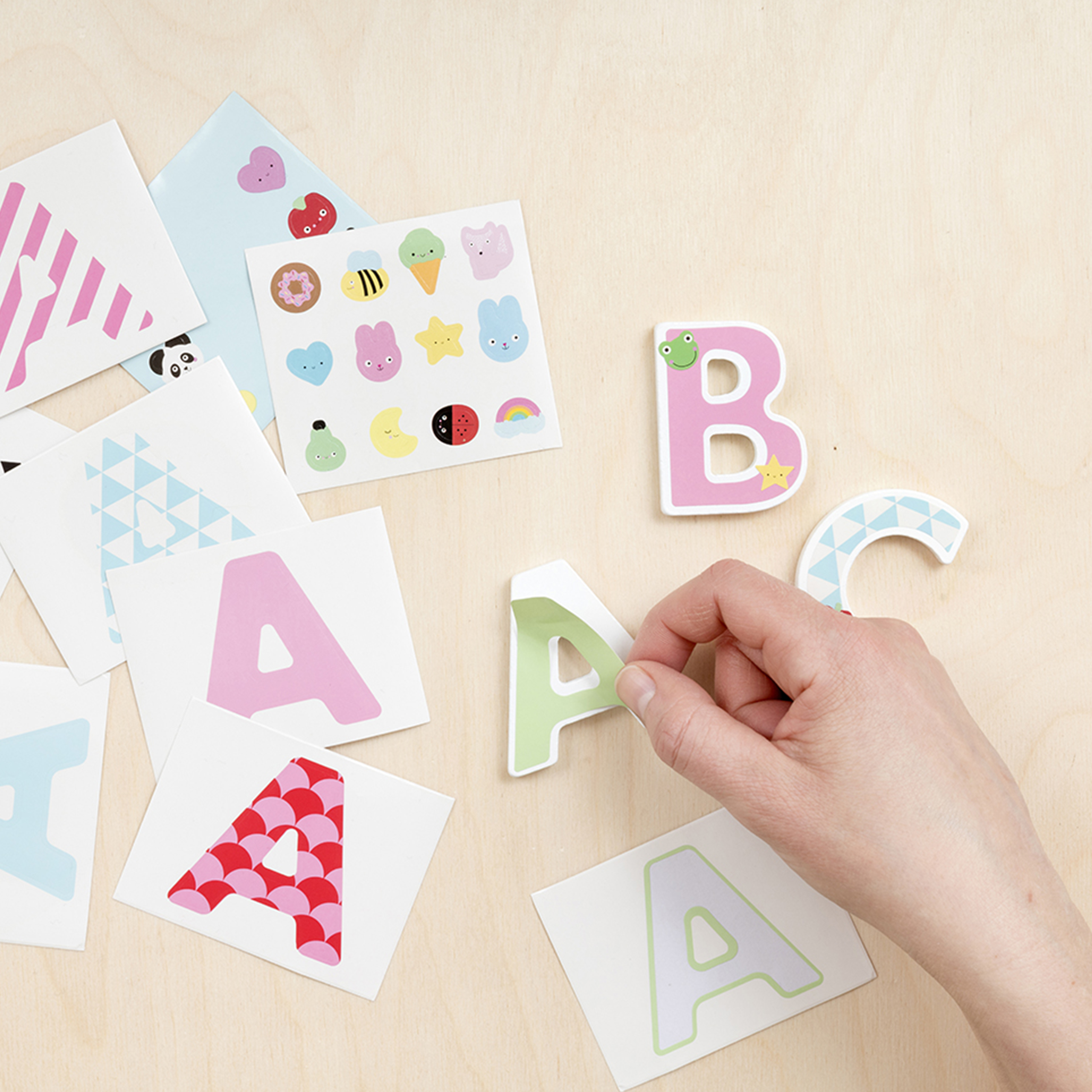 Micki micki b - bokstav & stickers med olika mönster