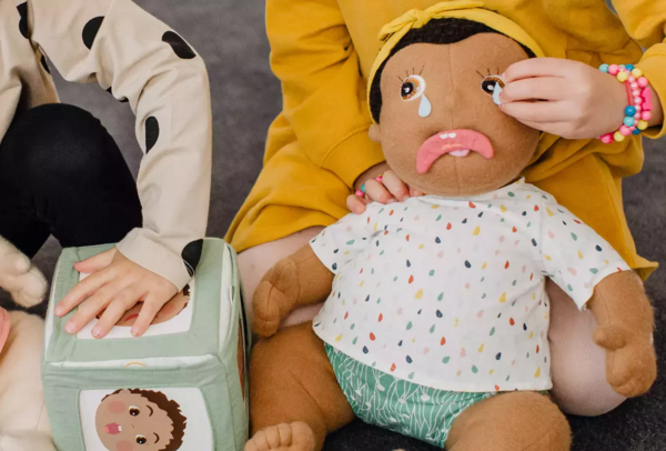 Leken som verktyg för att lära barn om kroppen, gränser och samtycke - Micki i samarbete med Rädda Barnen